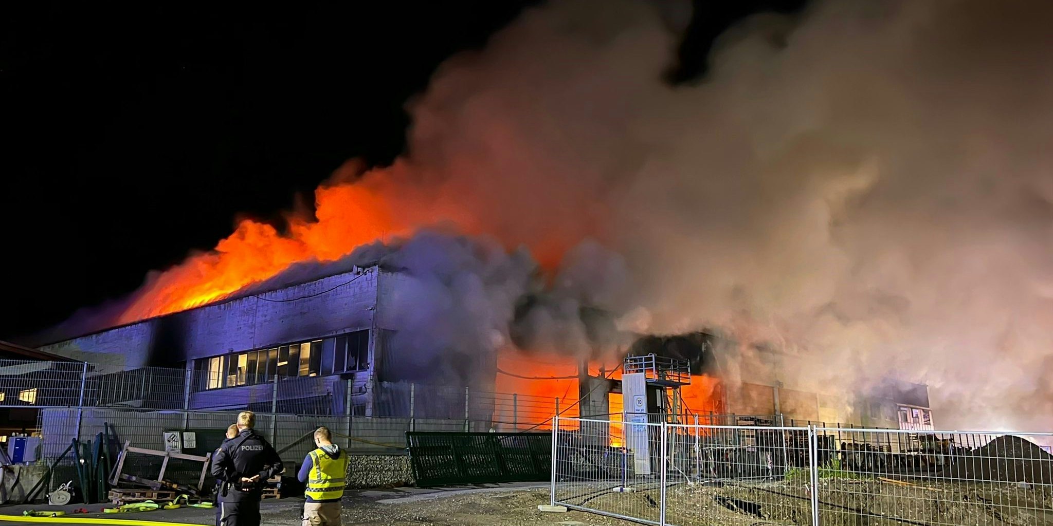 Der Brand brach in den frühen Morgenstunden aus. 