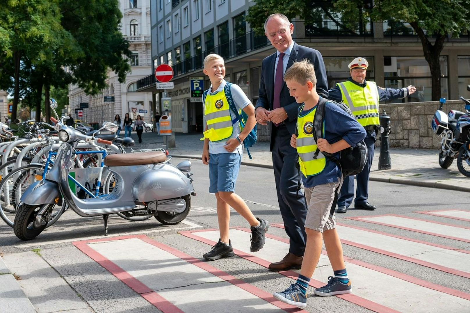 Sicher am Schulweg: Minister Gerhard Karner lobt Schülerlotsen und Polizei
