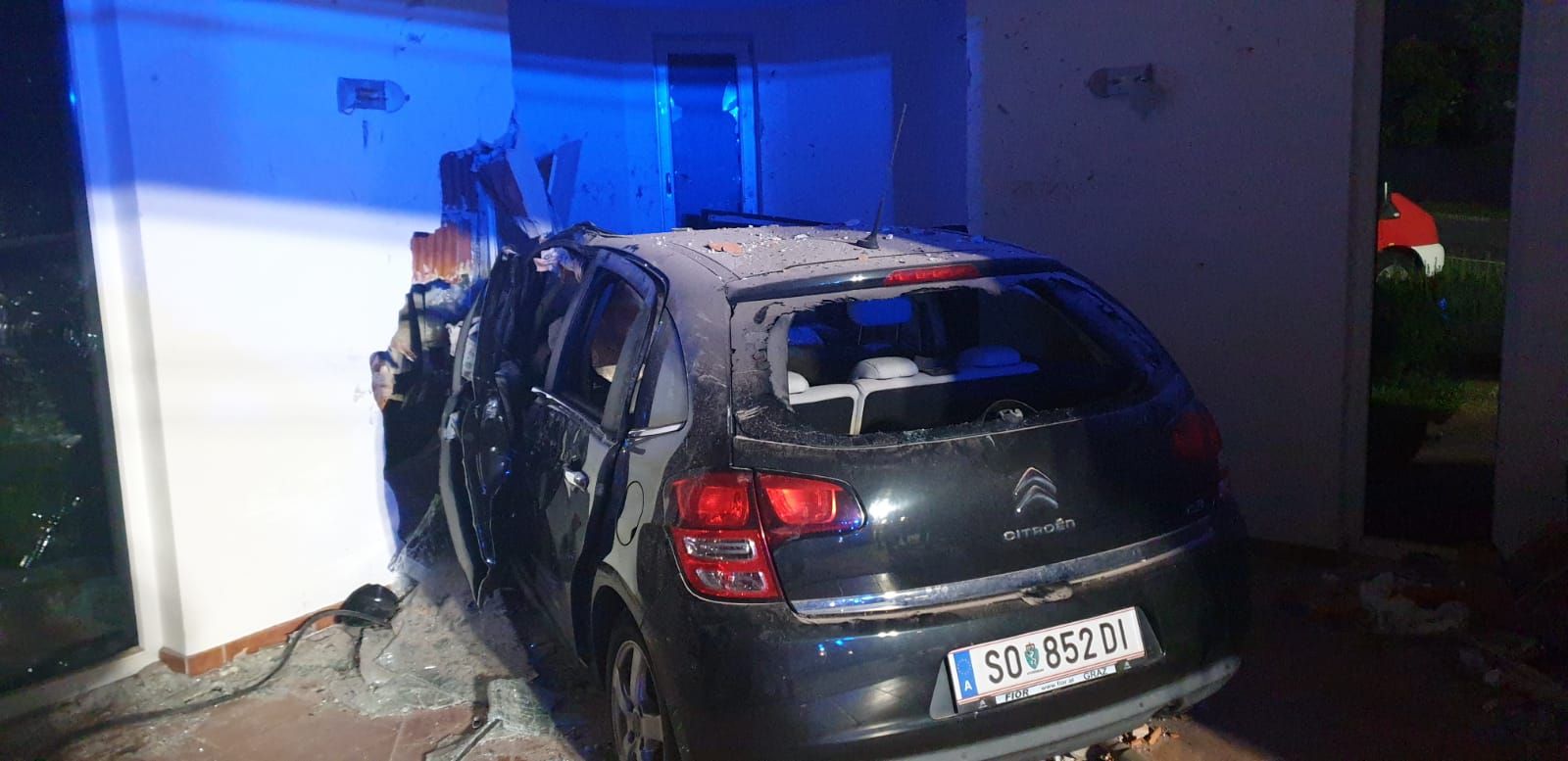 Der Autofahrer wurde schwer verletzt ins LKH Feldbach gebracht. 