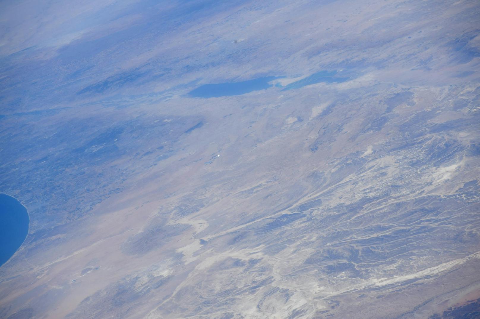 Dabei ist der winzig kleine, aber weithin strahlende Punkt in der Wüste Negev gut zu erkennen.