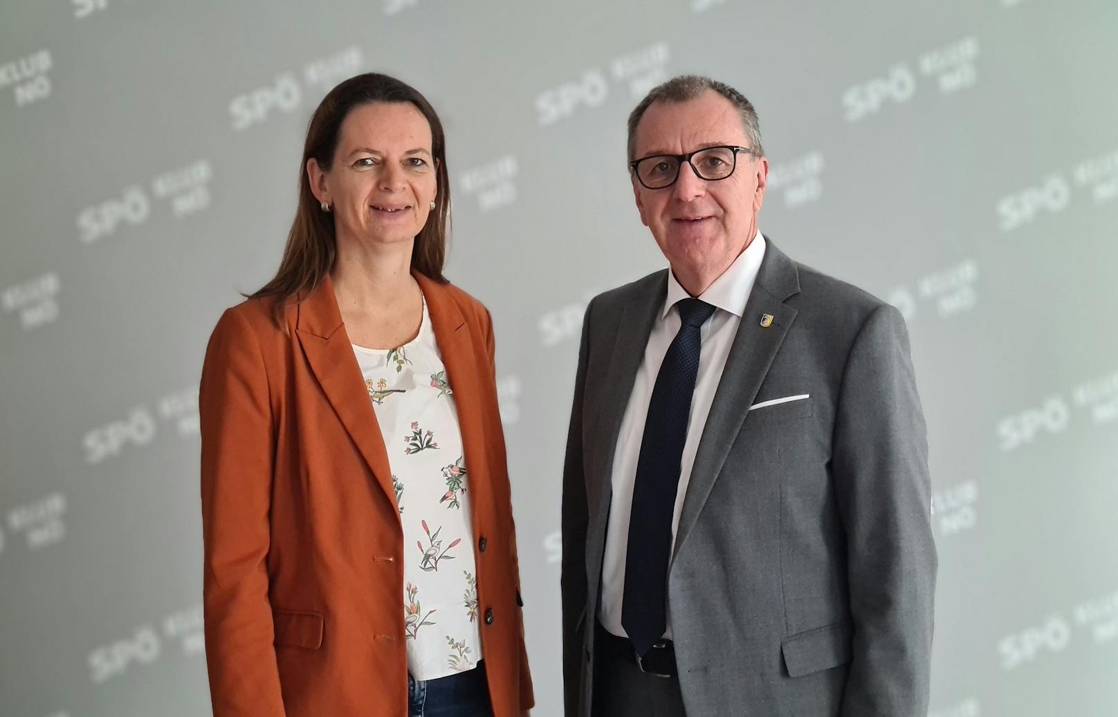 Landtagsabgeordnete Kerstin Suchan-Mayr und NÖ GVV-Präsident Rupert Dworak nach den geführten Gesprächen zur Kinderbetreuung