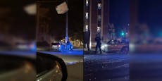 Mini-Lenker rast in Lichtmast und flüchtet vor Polizei