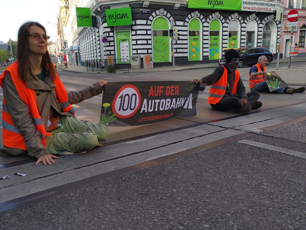 Die Aktivisten klebten sich auf der Fahrbahn fest und hielten den Verkehr auf. 