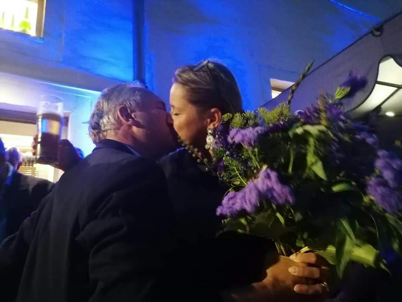 Walter Rosenkranz gratulierte seiner Susanne zum Wahlergebnis.