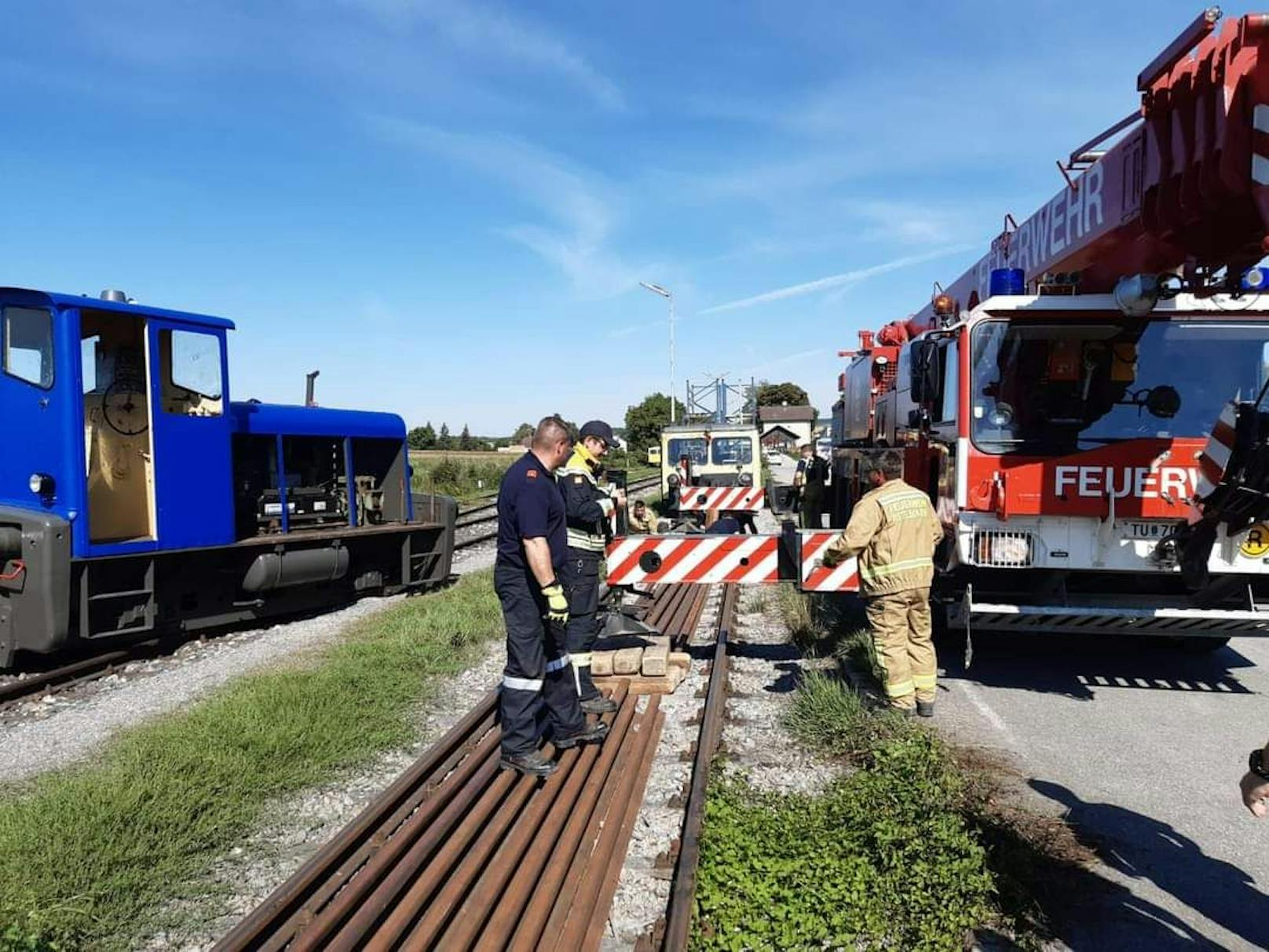 Lok entgleiste im Bezirk Mistelbach: Feuerwehr im Einsatz