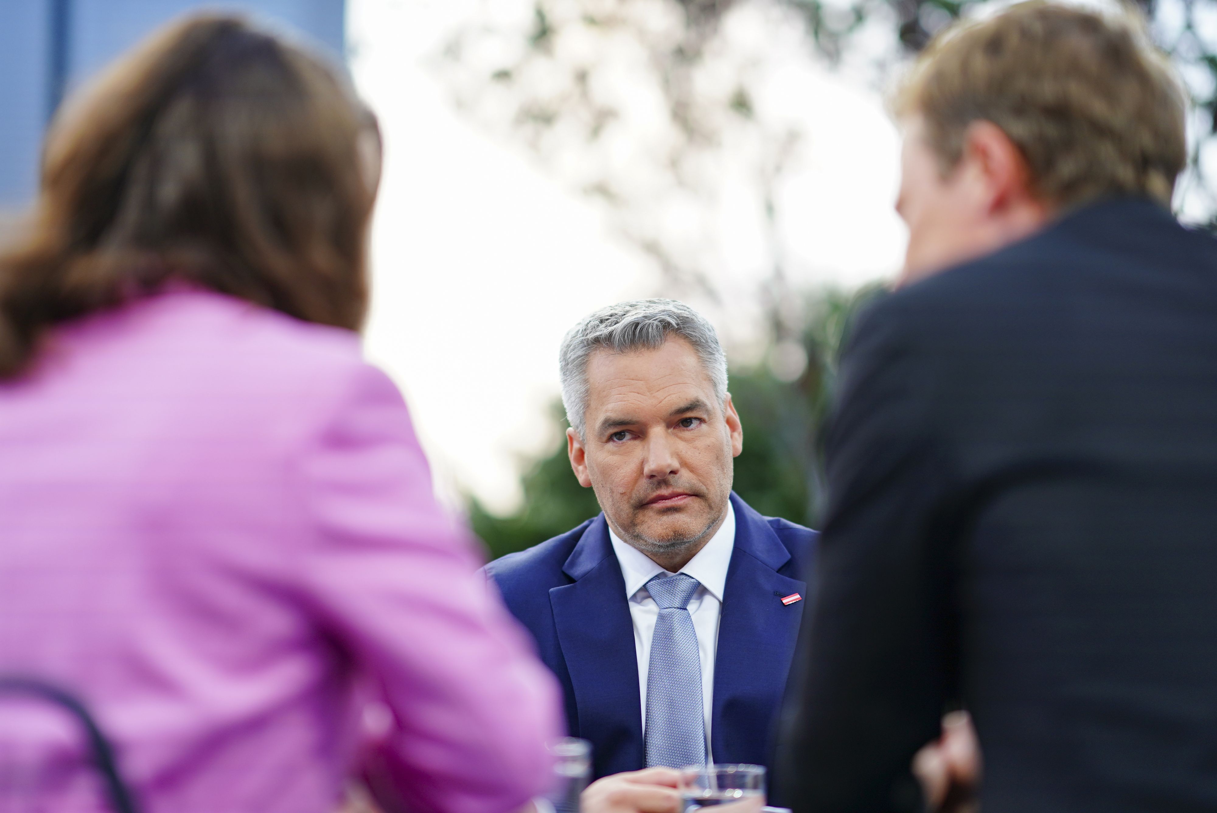 Moderatorin Julia Schmuck, Moderator Tobias Pötzelsberger und Bundeskanzler Karl Nehammer am Montag, 05. September 2022, im Rahmen der ORF TV-Sendung "Sommergespräche" in Wien.