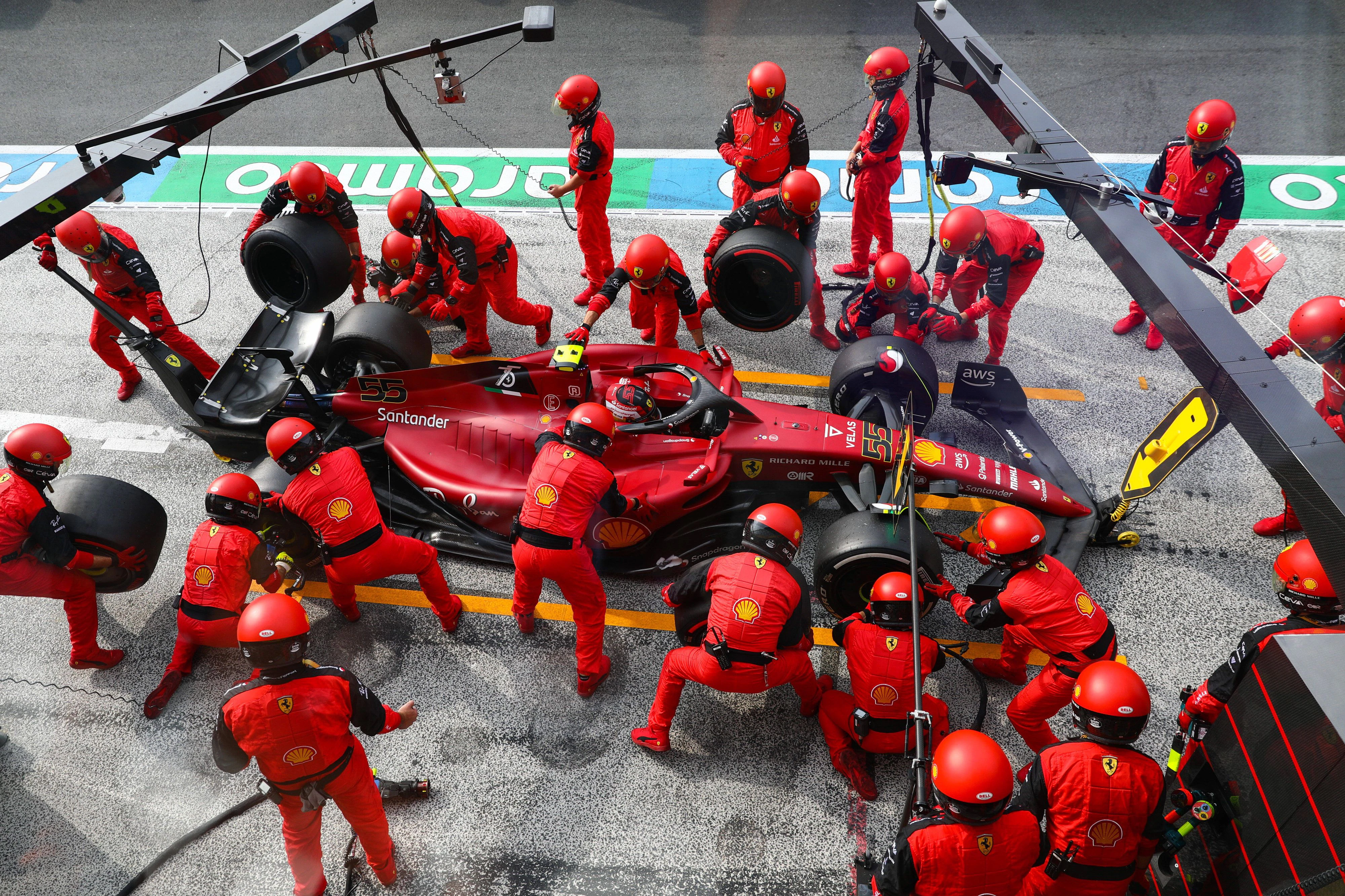  Ferrari versiebt den Boxenstopp bei Carlos Sainz.