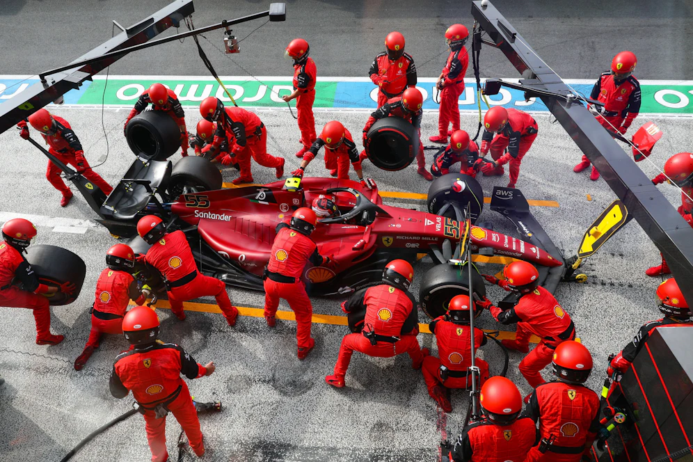  Ferrari versiebt den Boxenstopp bei Carlos Sainz.