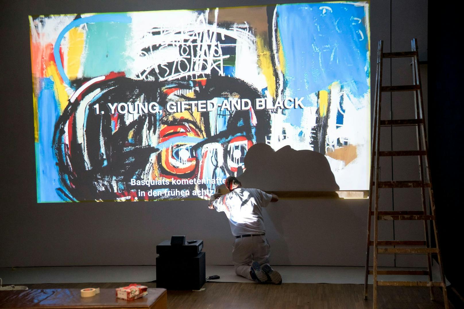 Hinter den Kulissen der Basquiat-Ausstellung. Auch Videos werden gezeigt.