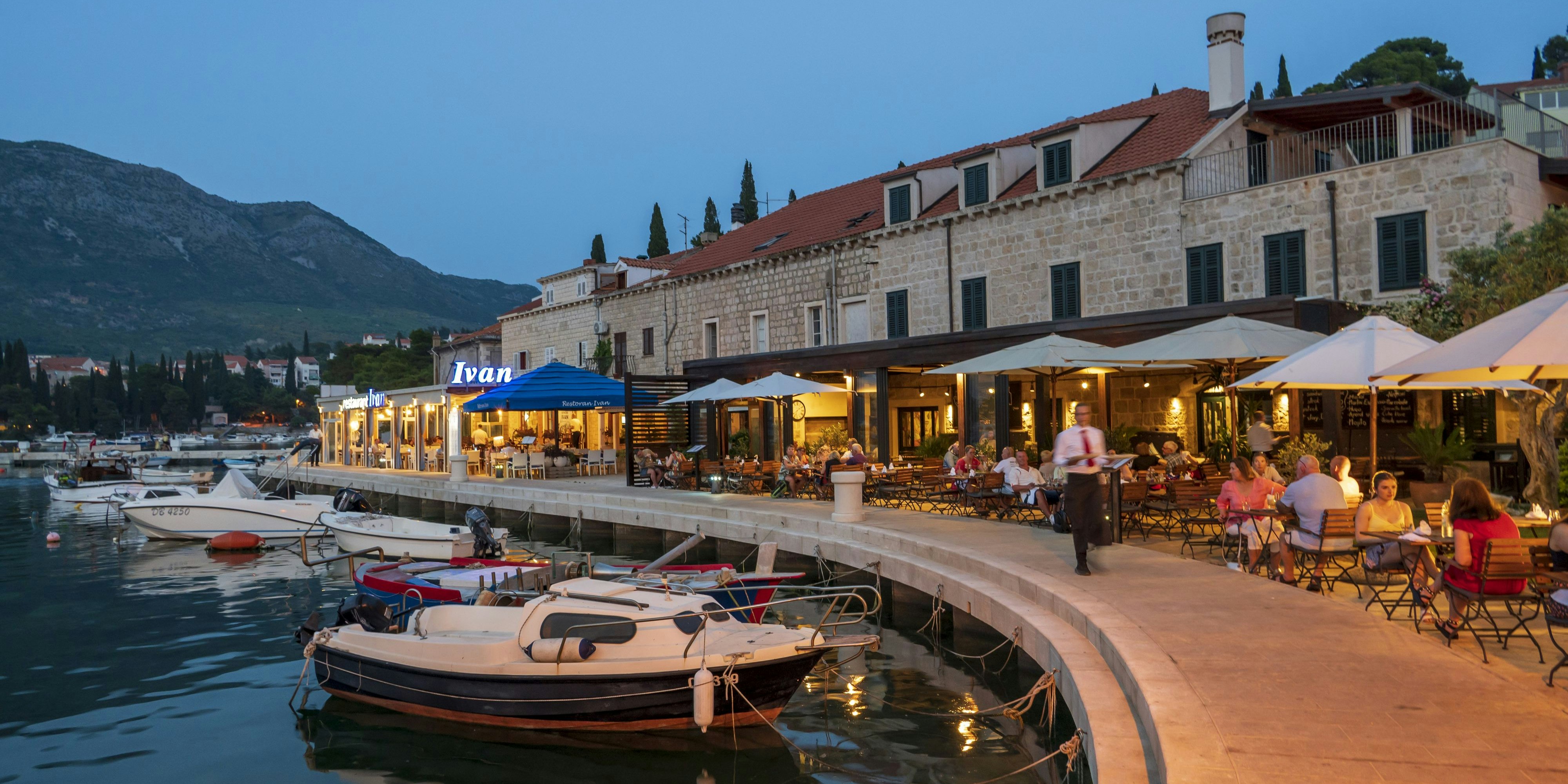 Cavtat, Dubrovnik - auch in Restaurants müssen jetzt die Preise in Euro ausgeschrieben sein.