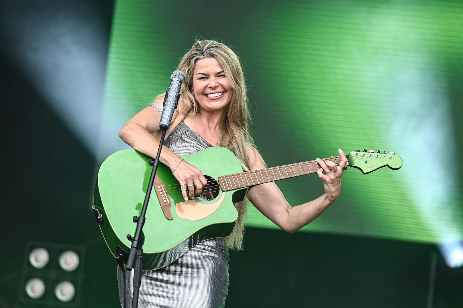 <strong>Diana Burger</strong> und ihre grüne Gitarre sind die ersten, die aus der Donauinsel eine „Schlagerinsel“ machen.