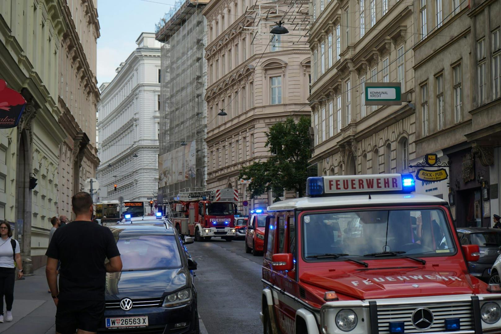 Mehrere Feuerwehr-Fahrzeuge eilten in die Liechtensteinstraße.
