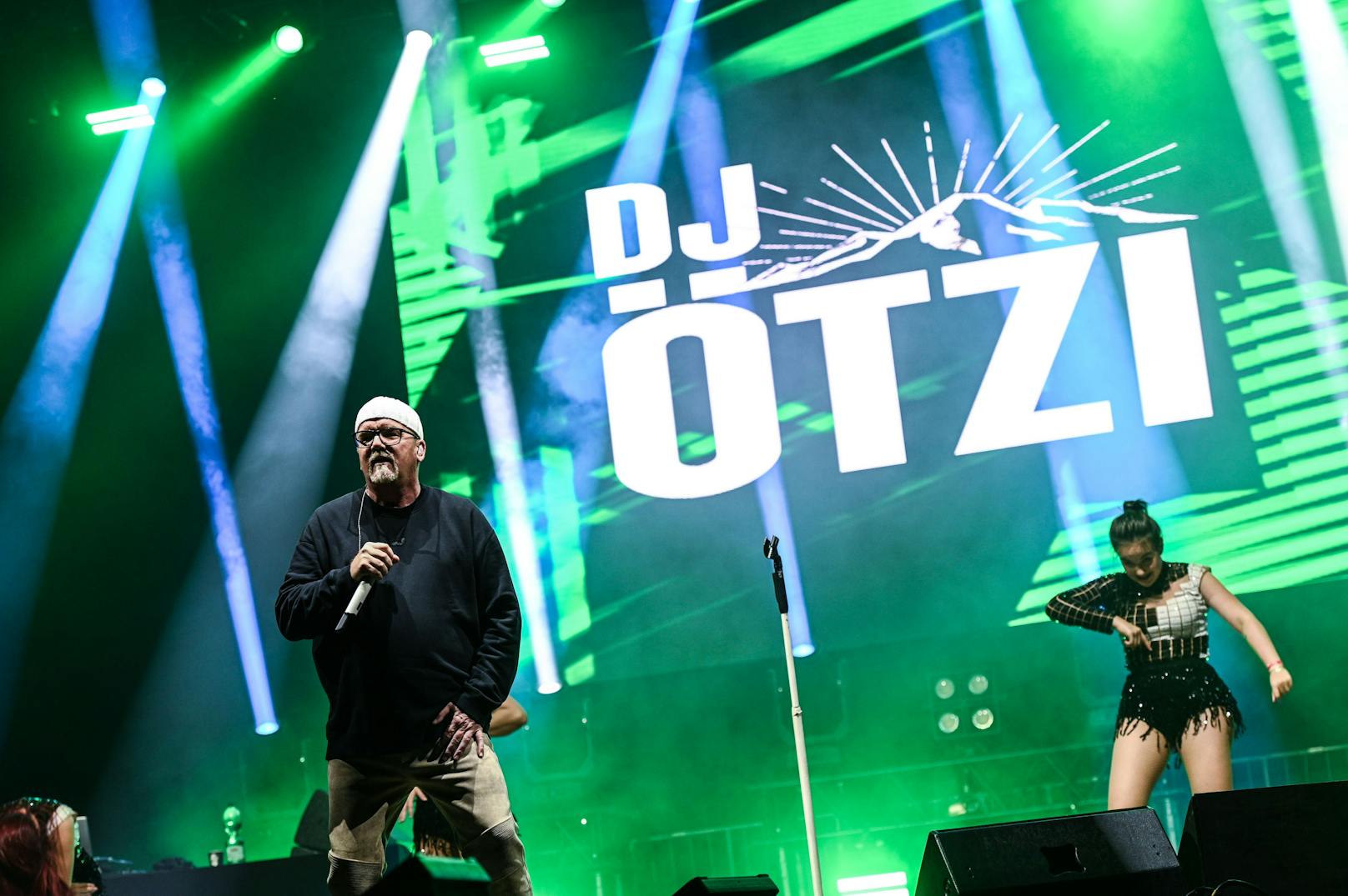 Den krönenden Abschluss macht <strong>DJ Ötzi</strong>: Er bringt als einziger österreichischer Künstler die „Back 2 Live“-Tour zu einem rot-weiß-roten Ende und verabschiedet das Event mit einem emotionalen „Hey Baby“.