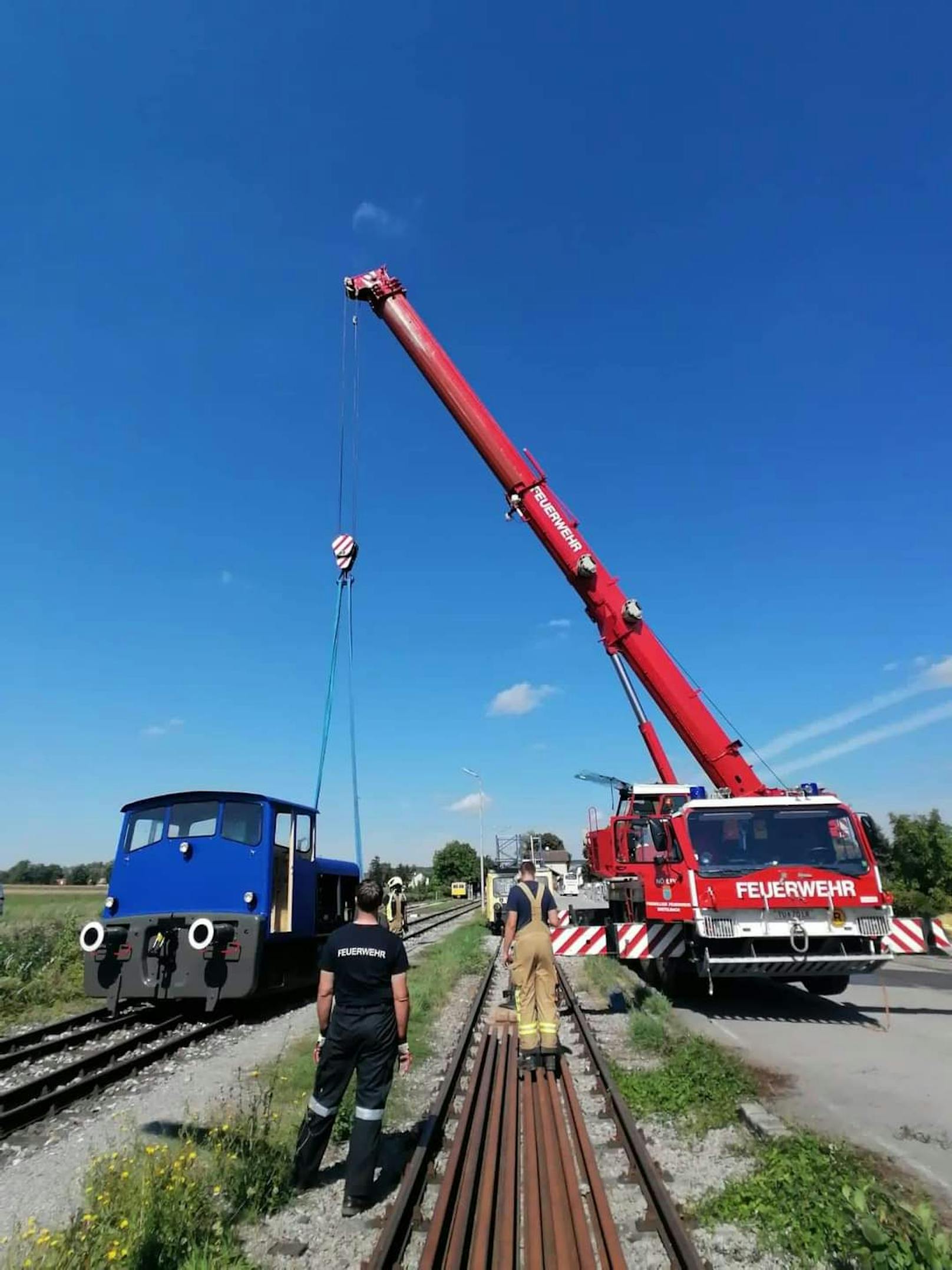 Lok entgleiste im Bezirk Mistelbach: Feuerwehr im Einsatz