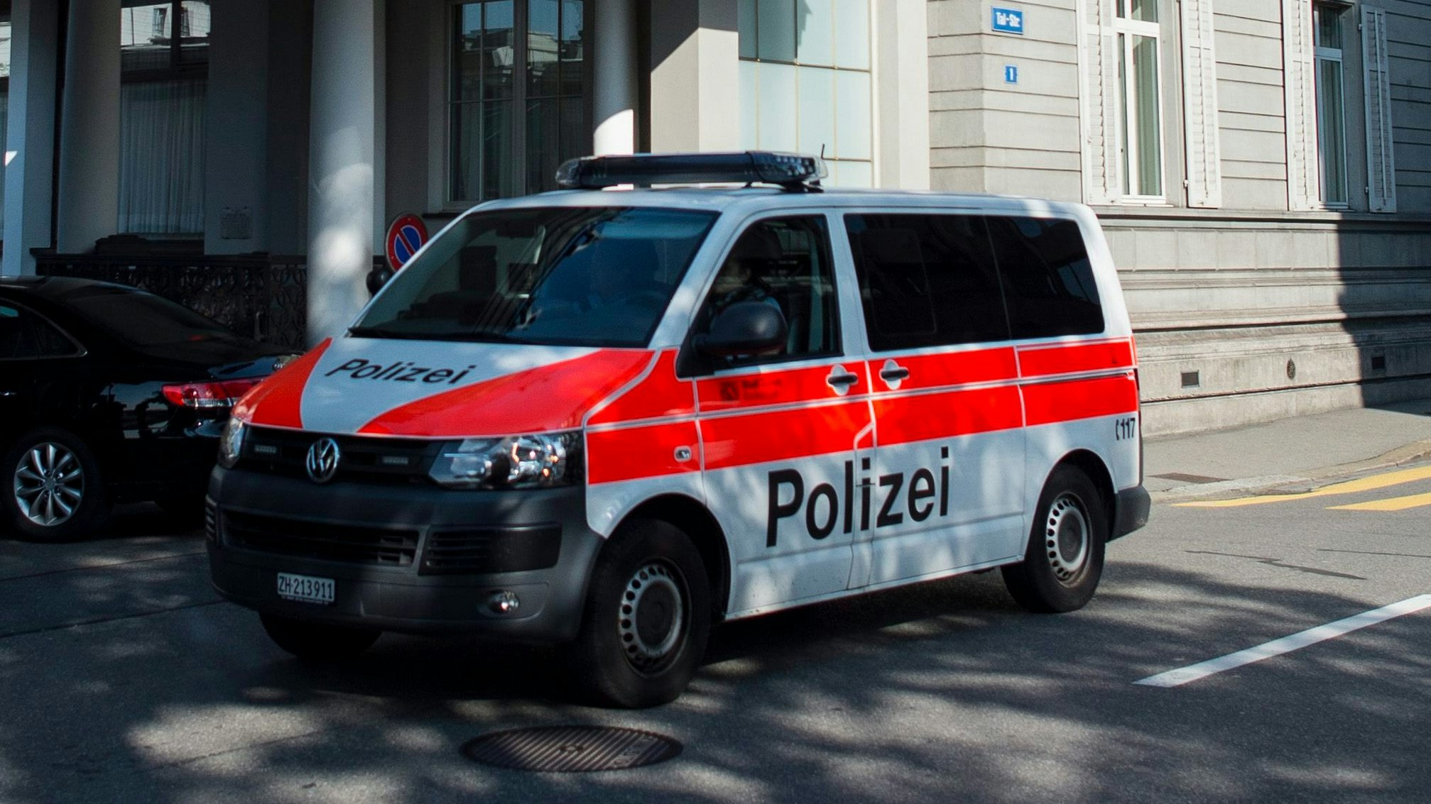 Ein 32-jähriger Mann wurde Winterthur-Seen bei einer Bushaltestelle von einer Gruppe verprügelt und angezündet.