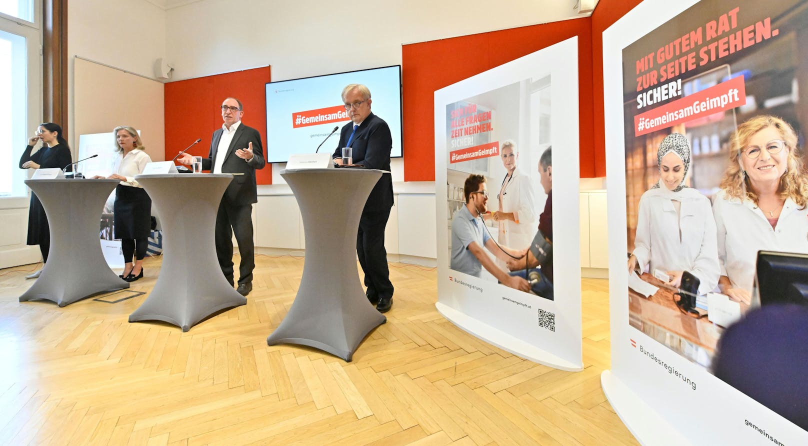 Auch die Ärztekammer (Präsident Johannes Steinhart (re.) und die Apothekerkammer (Präsidentin Ulrike Mursch-Edlmayr) spielen bei der Kampagne eine wichtige Rolle.