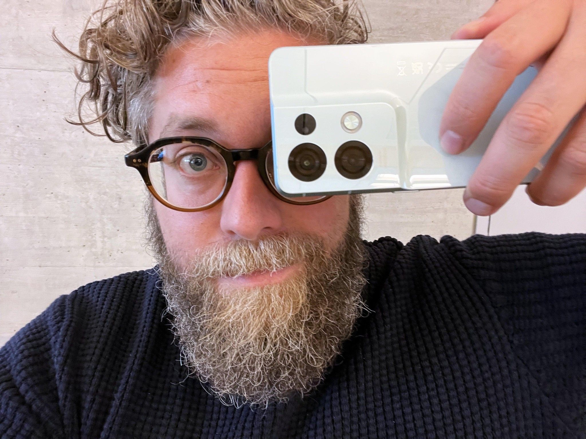 Das Kameramodul des Oppo Reno8 Pro 5G ist besonders auffällig. 