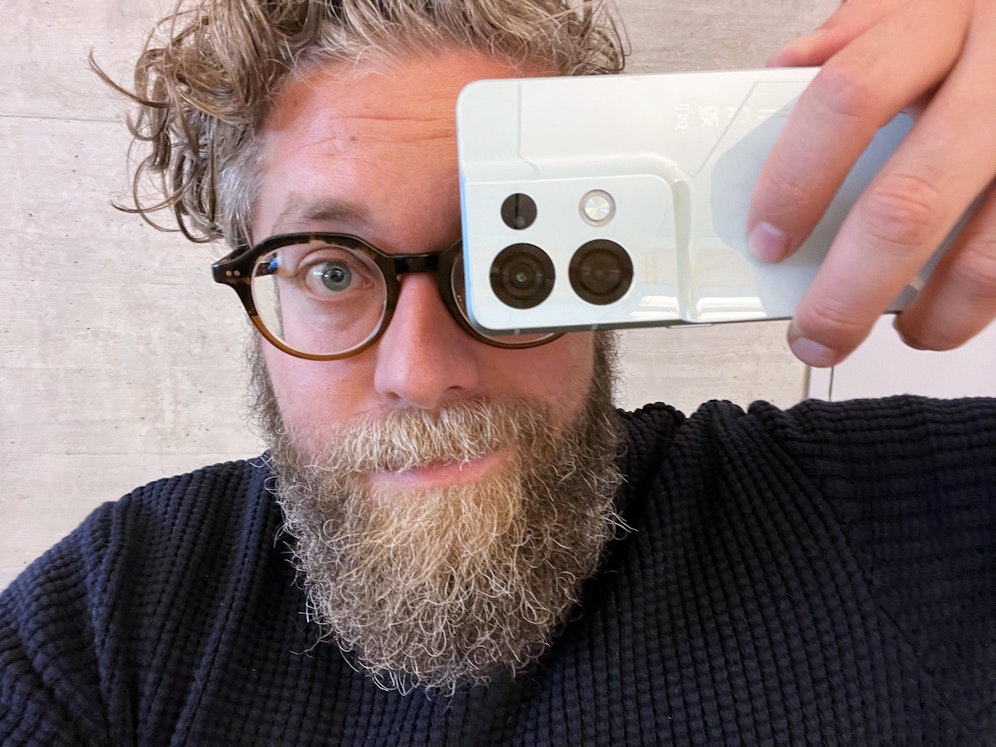 Das Kameramodul des Oppo Reno8 Pro 5G ist besonders auffällig. 