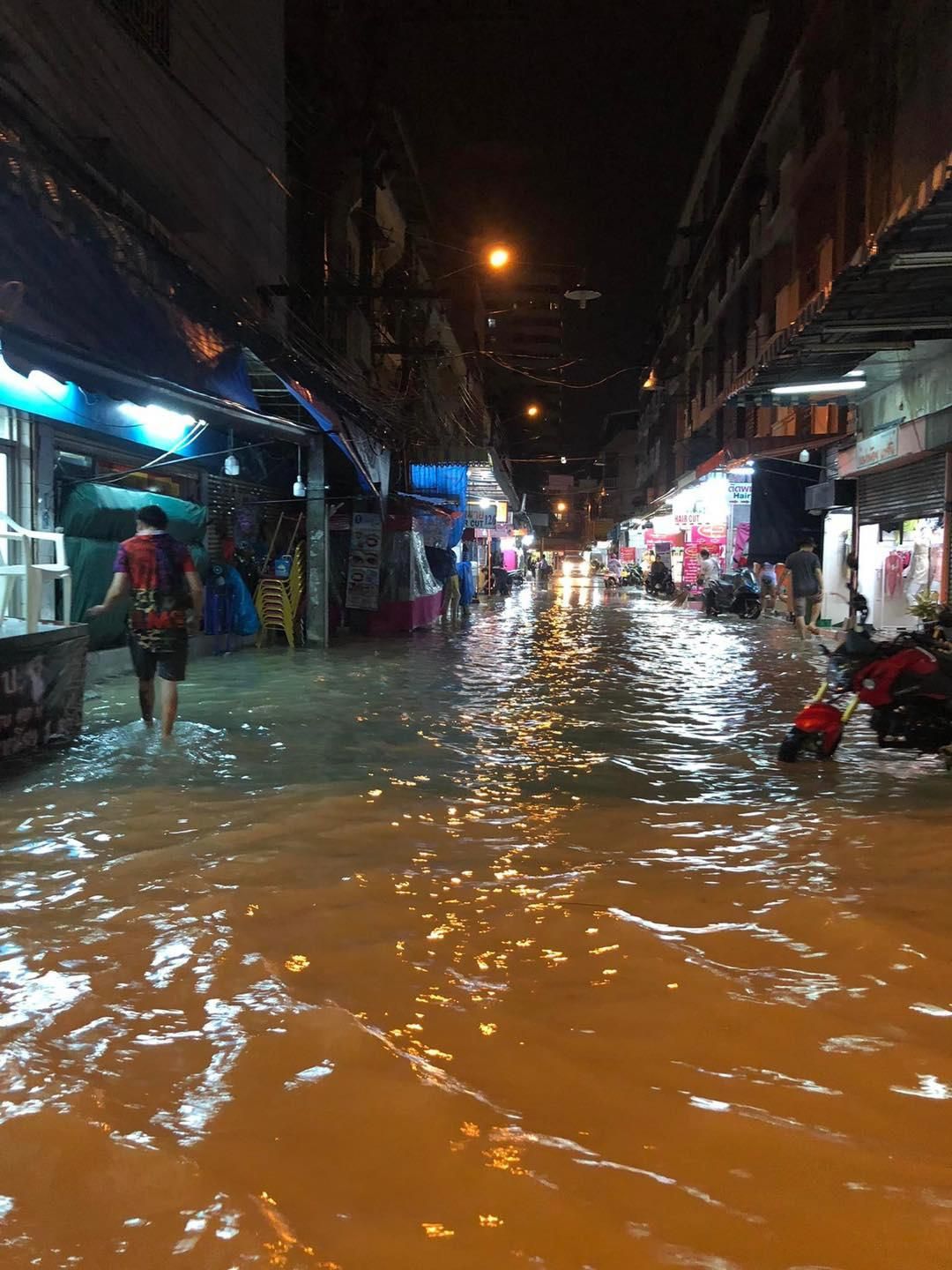 Starkregen im thailändischen Urlaubsort Pattaya verwandelte zahlreiche Straßen in reißende Flüsse.