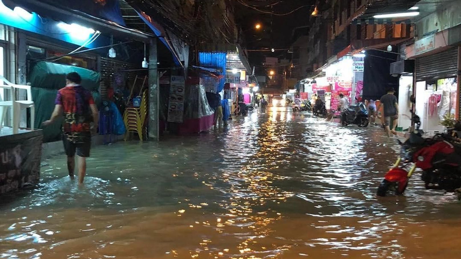 Starkregen im thailändischen Urlaubsort Pattaya verwandelte zahlreiche Straßen in reißende Flüsse.