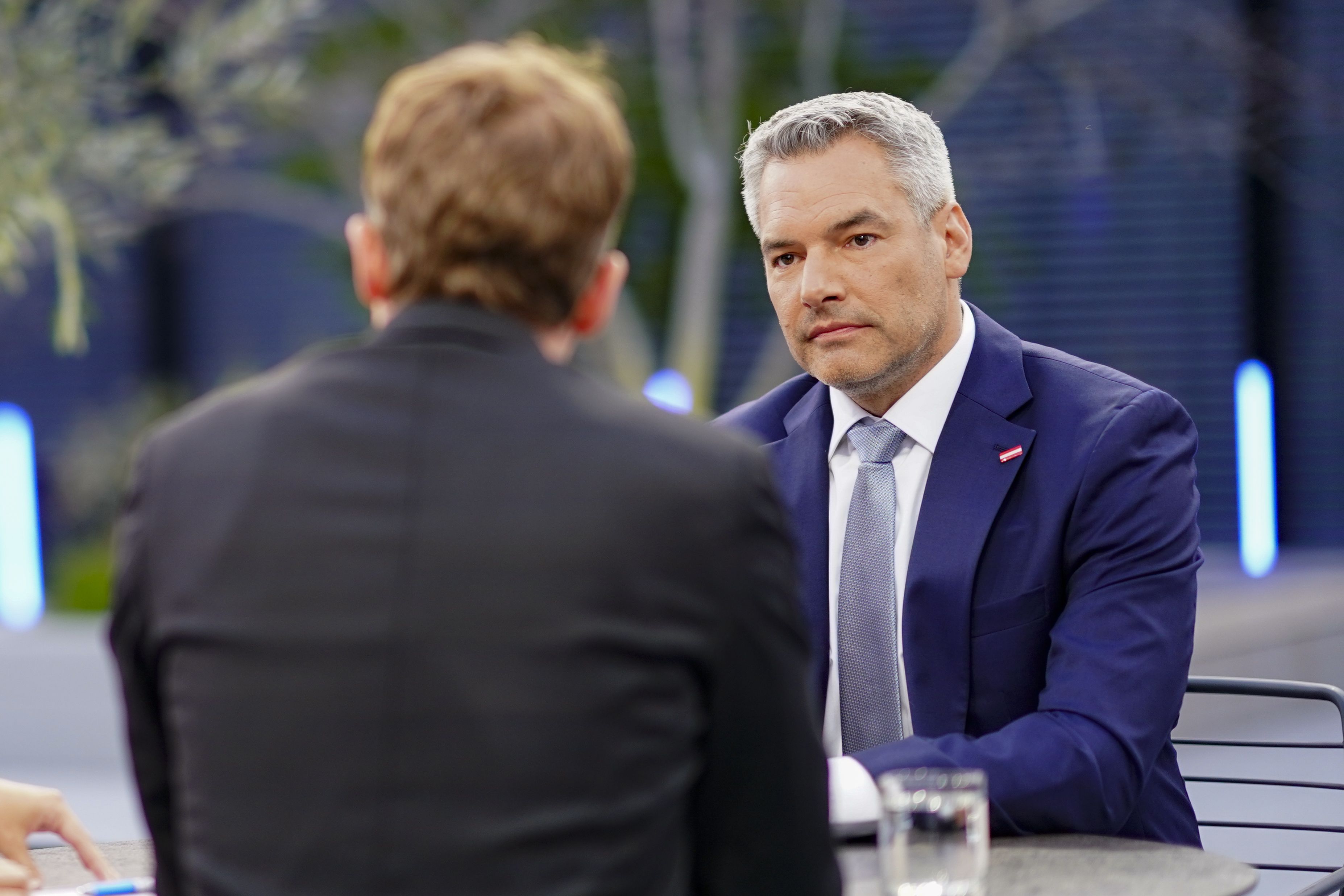 Moderatorin Julia Schmuck, Moderator Tobias Pötzelsberger und Bundeskanzler Karl Nehammer am Montag, 05. September 2022, im Rahmen der ORF TV-Sendung 