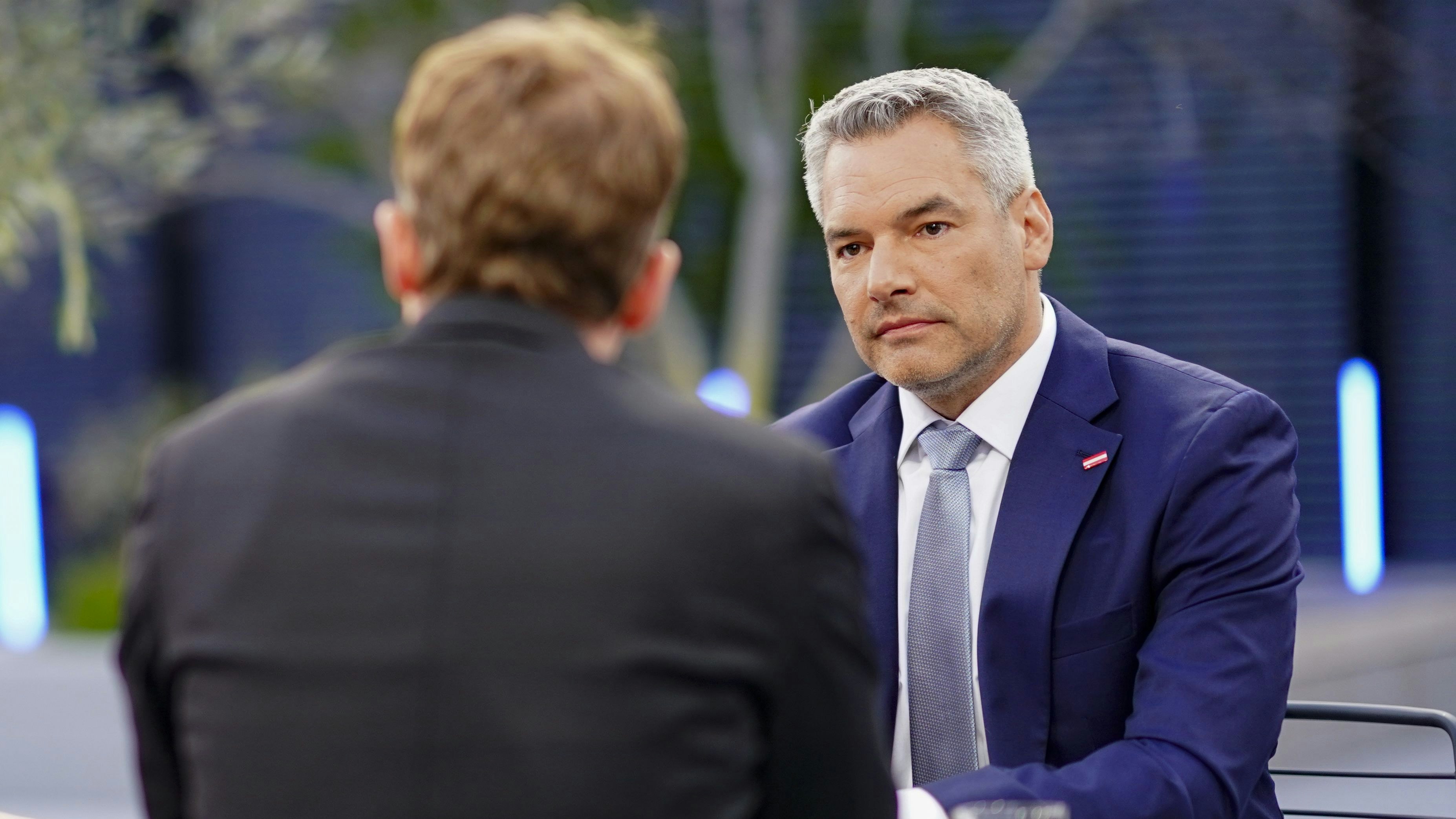 Moderatorin Julia Schmuck, Moderator Tobias Pötzelsberger und Bundeskanzler Karl Nehammer am Montag, 05. September 2022, im Rahmen der ORF TV-Sendung "Sommergespräche" in Wien.