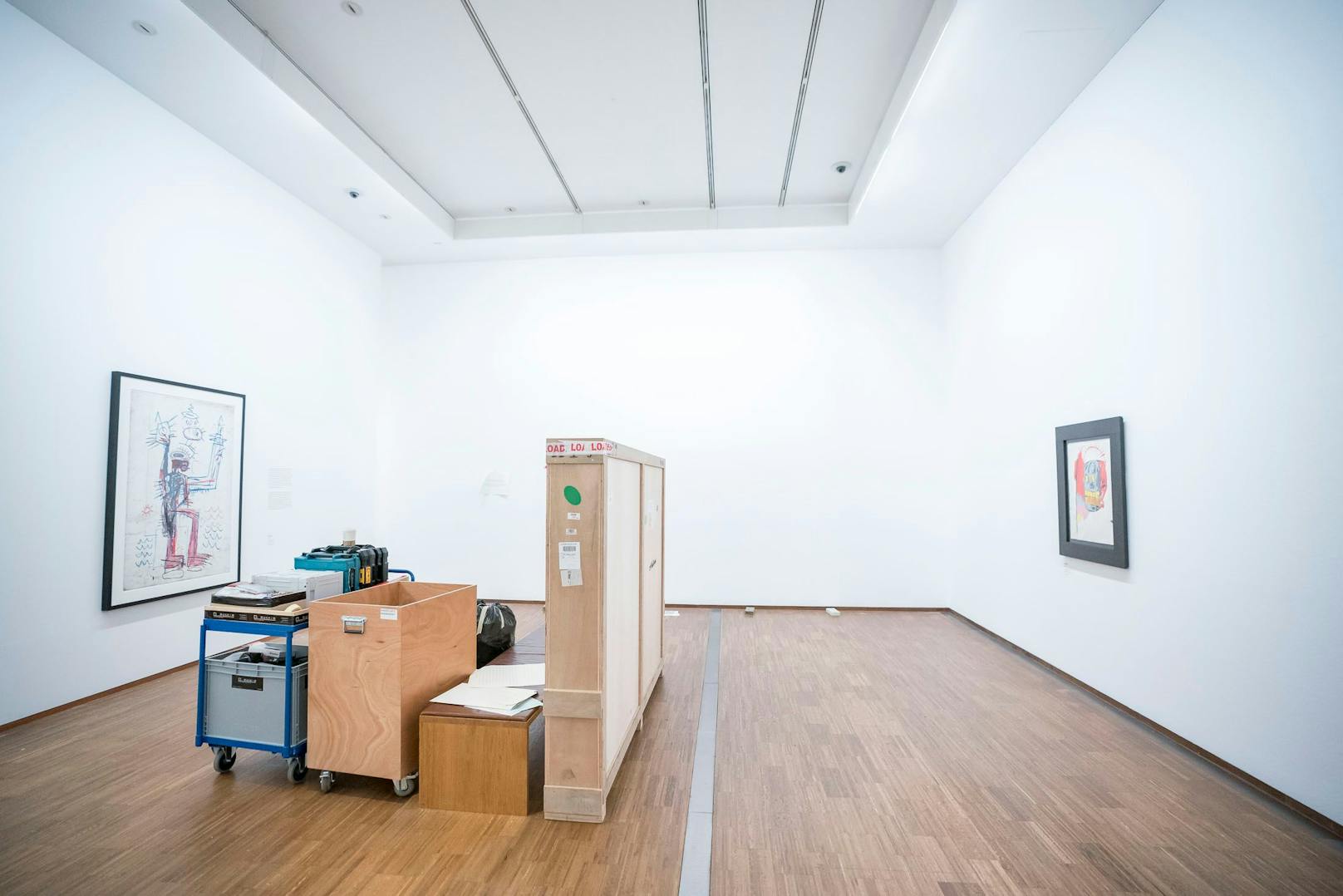 Die Aufbauarbeiten der "Basquiat. Of Symbols and Signs"-Ausstellung in der Albertina.