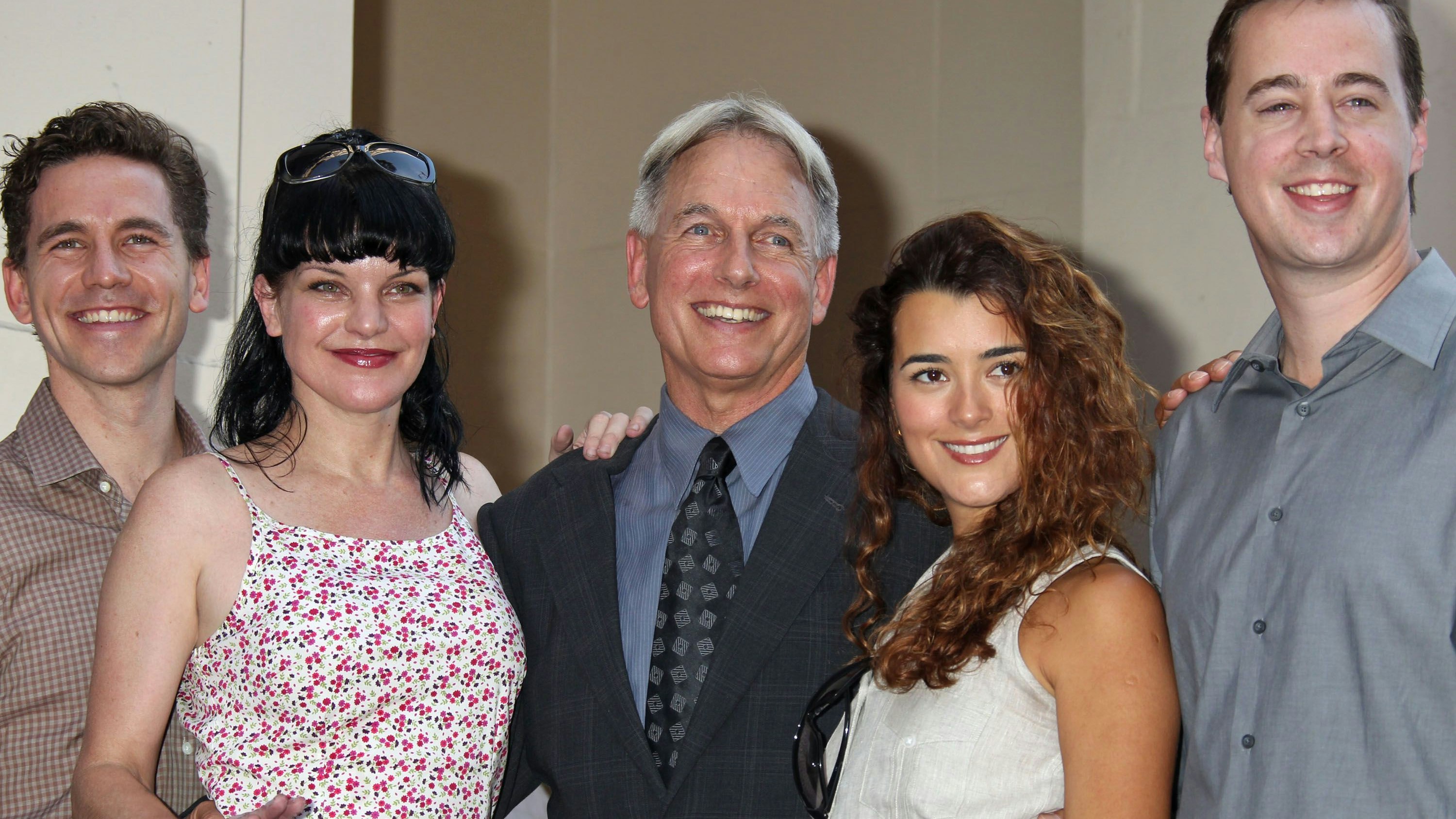 Download von www.picturedesk.com am 05.09.2022 (18:52).  Brian Dietzen, Pauley Perrette, Mark Harmon, Cote de Pablo and Sean Murray attending a ceremony where Harmon was honored on the Hollywood Walk of Fame in front of DillonÕs Irish Pub, Hollywood. - 20121001_PD4706 - Rechteinfo: Rights Managed (RM)