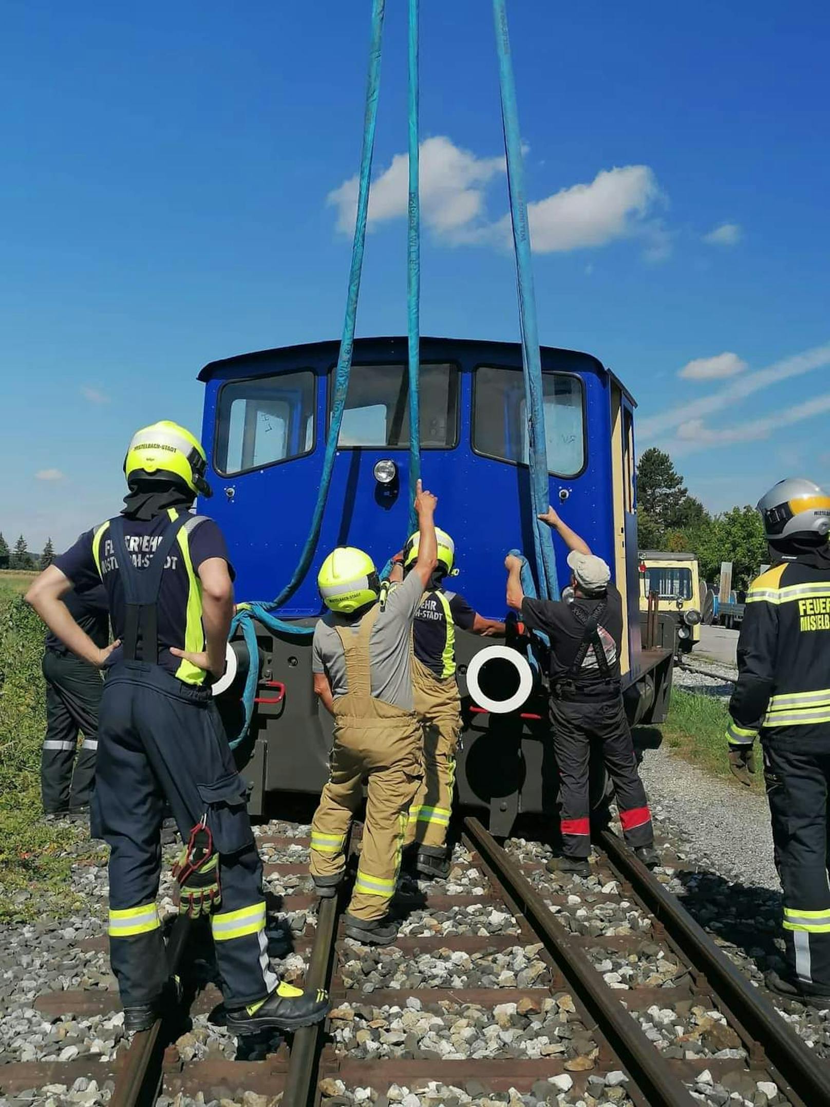 Lok entgleiste im Bezirk Mistelbach: Feuerwehr im Einsatz