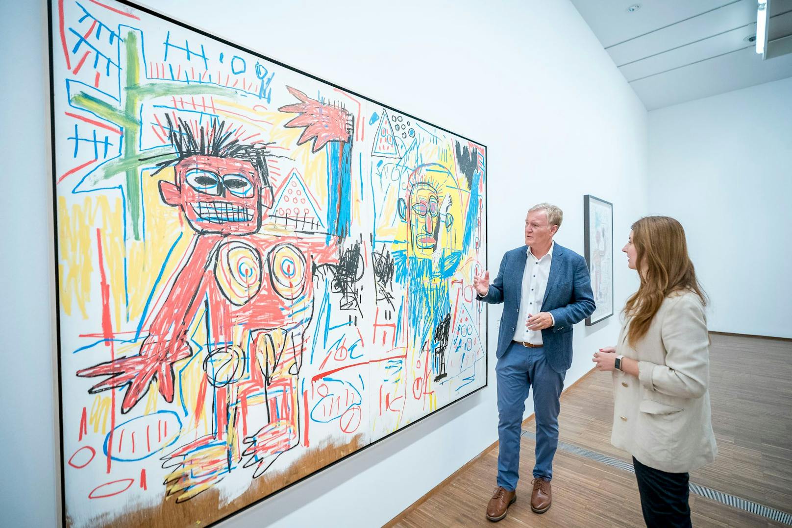 "Was Basquiat auszeichnet ist eine Methode der Musik, die er auf die bildende Kunst überträgt. Das Sampling ist heute jedem geläufig. Er aber bringt Karton, Kinderzeichnung, Graffiti und Kinderzeichnung zusammen", so Schröder im Interview.