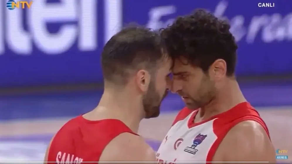 Türkei-Spieler Korkmaz (l.) gegen Georgiens Sanadze