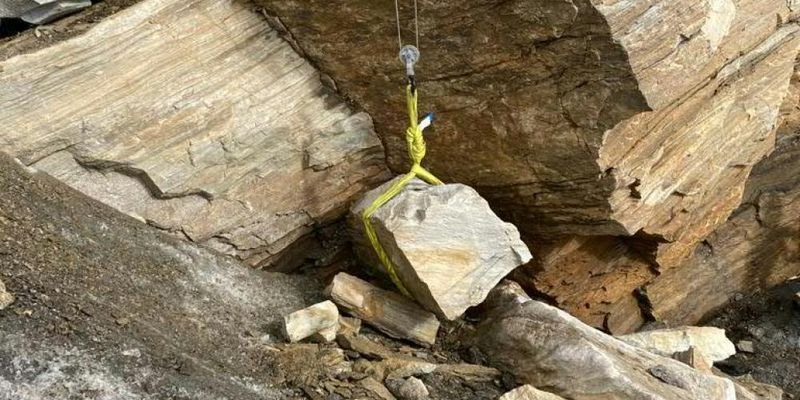 Erst mit Hilfe eines Flaschenzuges gelang die Bergung des Verletzten.