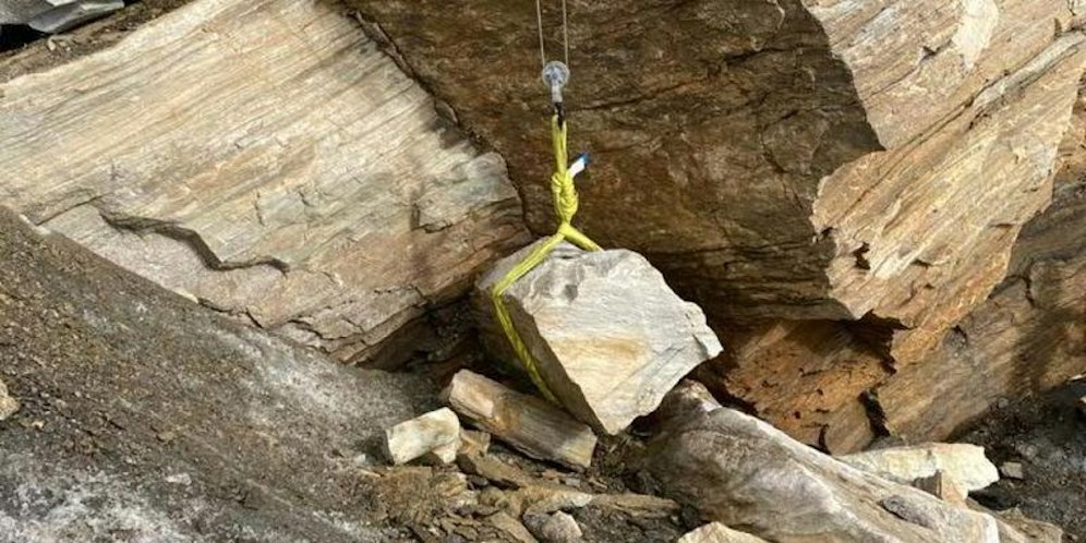 Erst mit Hilfe eines Flaschenzuges gelang die Bergung des Verletzten.