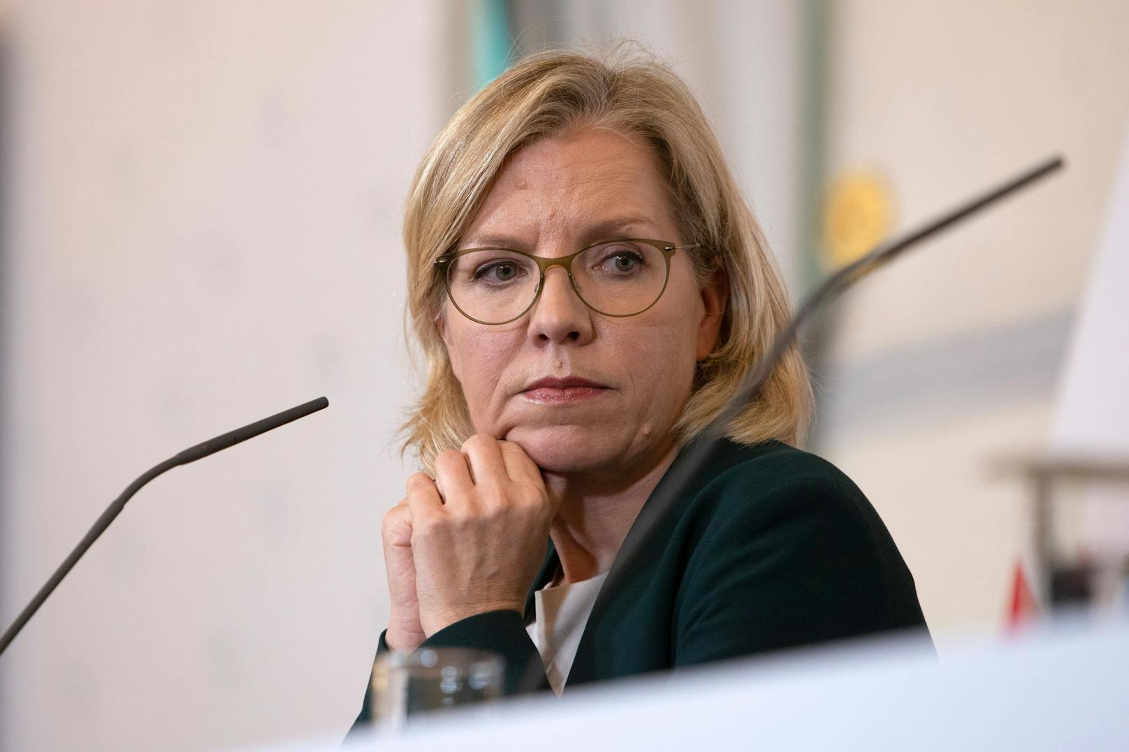 Energie- und Klimaschutzministerin Leonore Gewessler (Grüne) steht in der Kritik durch die Tiroler ÖVP.