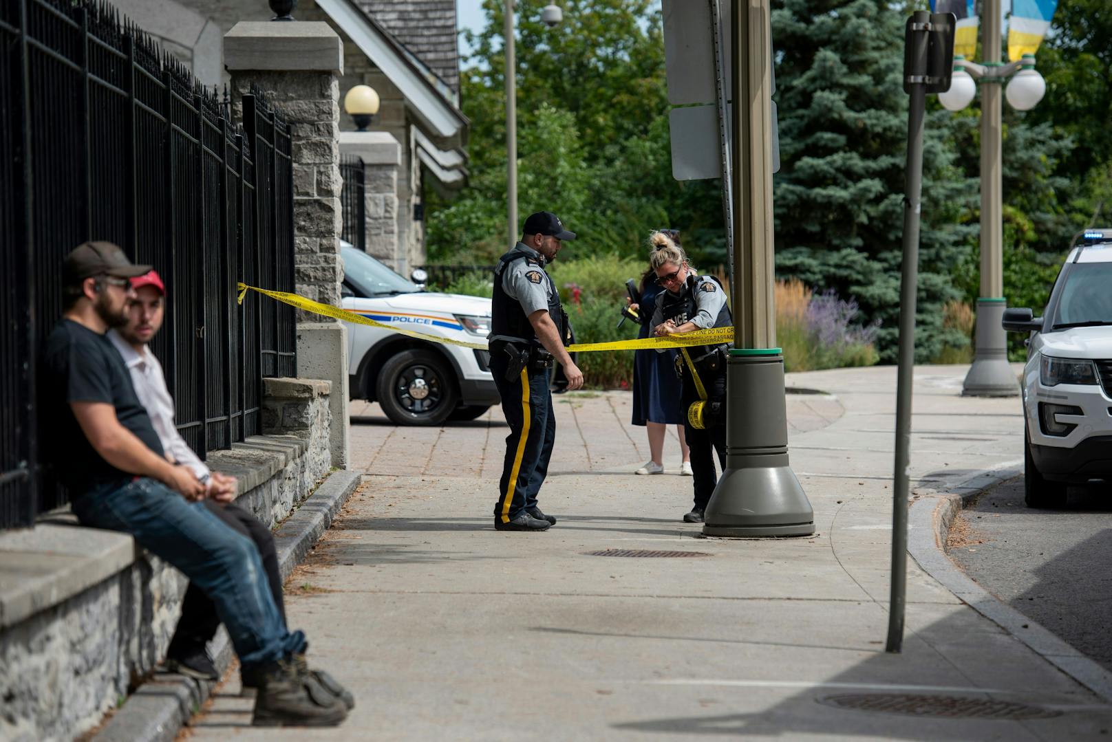 In einer ländlichen Gegend im Zentrum Kanadas sterben mindestens zehn Menschen durch Messerattacken, viele weitere werden verletzt.