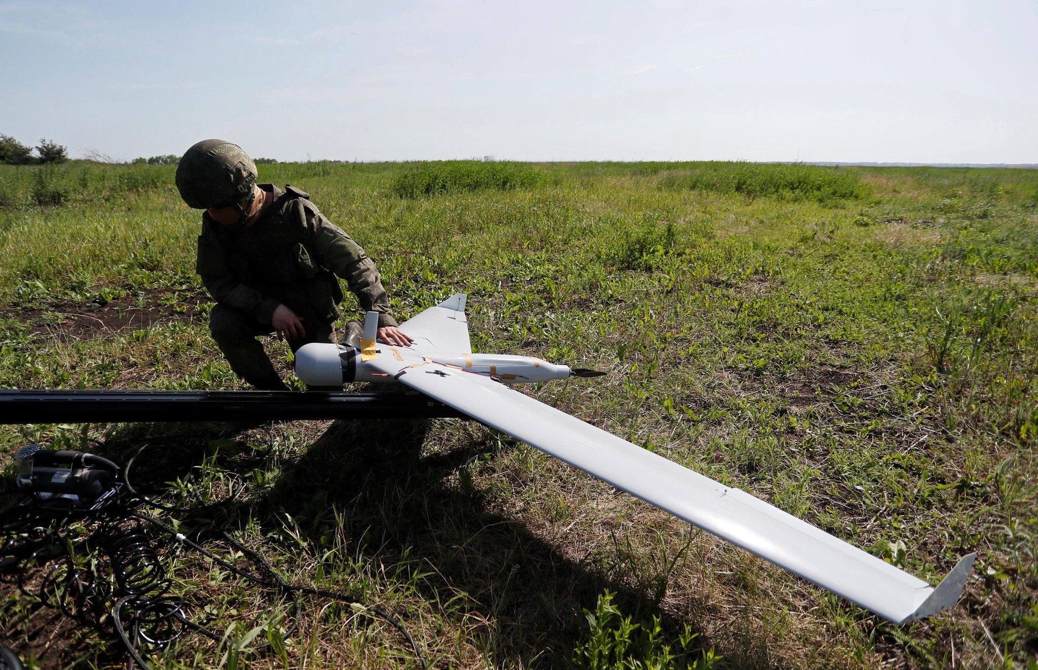 Ein russischer Soldat bereitet bei Popasna am 2. Juni eine Zala-Drohne auf den Start vor.