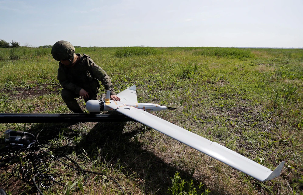 Ein russischer Soldat bereitet bei Popasna am 2. Juni eine Zala-Drohne auf den Start vor.