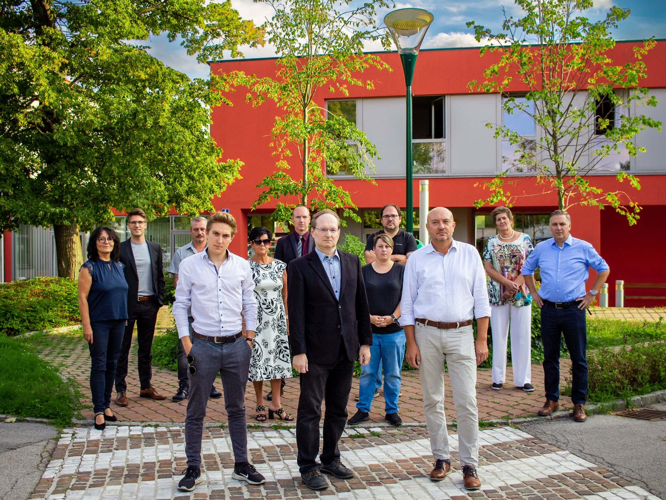 Wr. Neudorfer Opposition zog geschlossen aus: Timon Schiesser (Neos), Robert Staina (FP), Wolfgang Tomek (SP, vorne, v. li. n. re.), dahinter: 14 Gemeinderäte von Wr. Neudorf