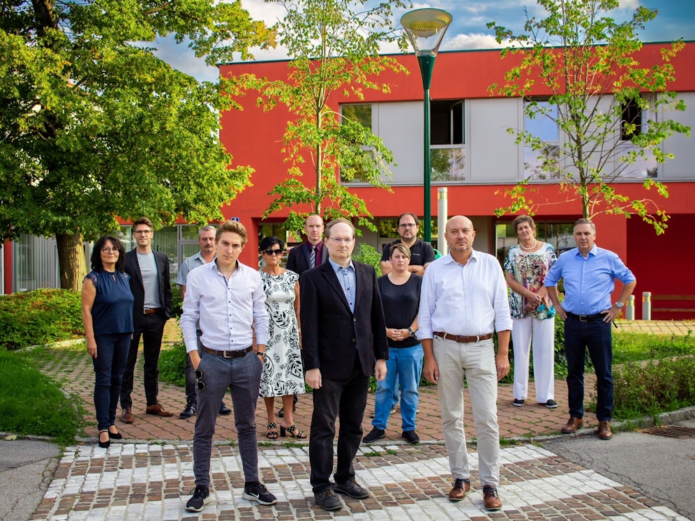 Wr. Neudorfer Opposition zog geschlossen aus: Timon Schiesser (Neos), Robert Staina (FP), Wolfgang Tomek (SP, vorne, v. li. n. re.), dahinter: 14 Gemeinderäte von Wr. Neudorf