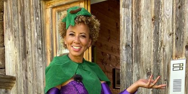 Die ORF-Moderatorin verkleidet sich als Heidelbeere.