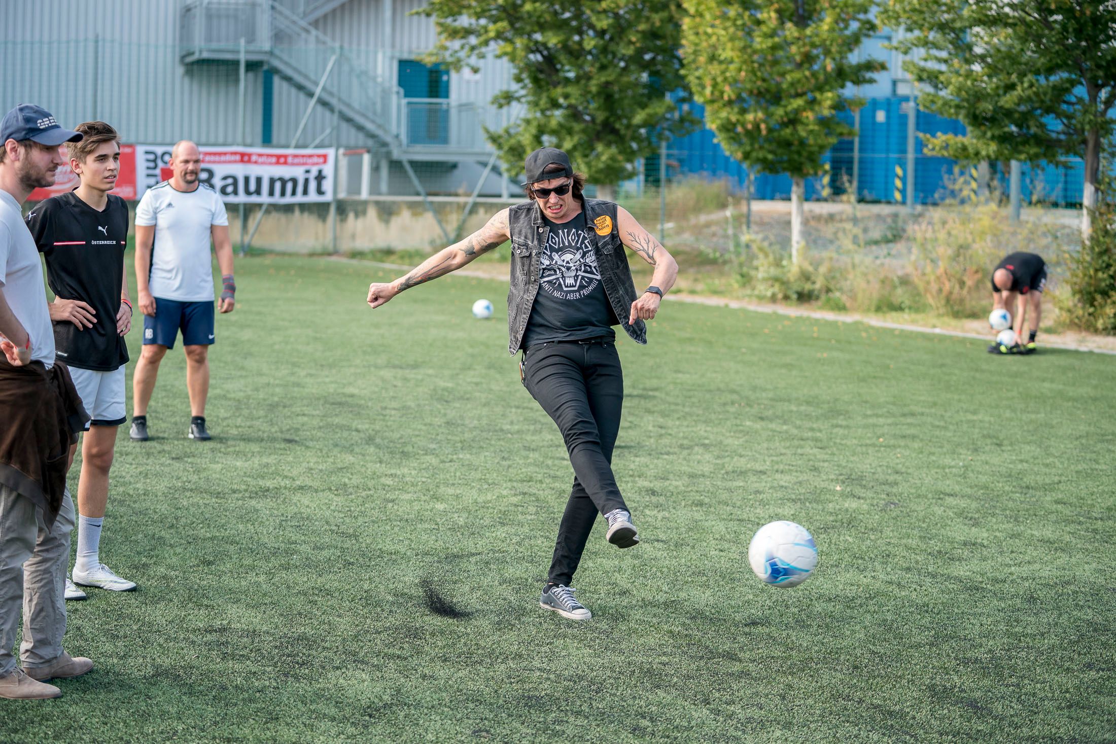 Marco Pogo (gebürtig Dominik Wlazny) beim Fußballderby im Vorjahr.