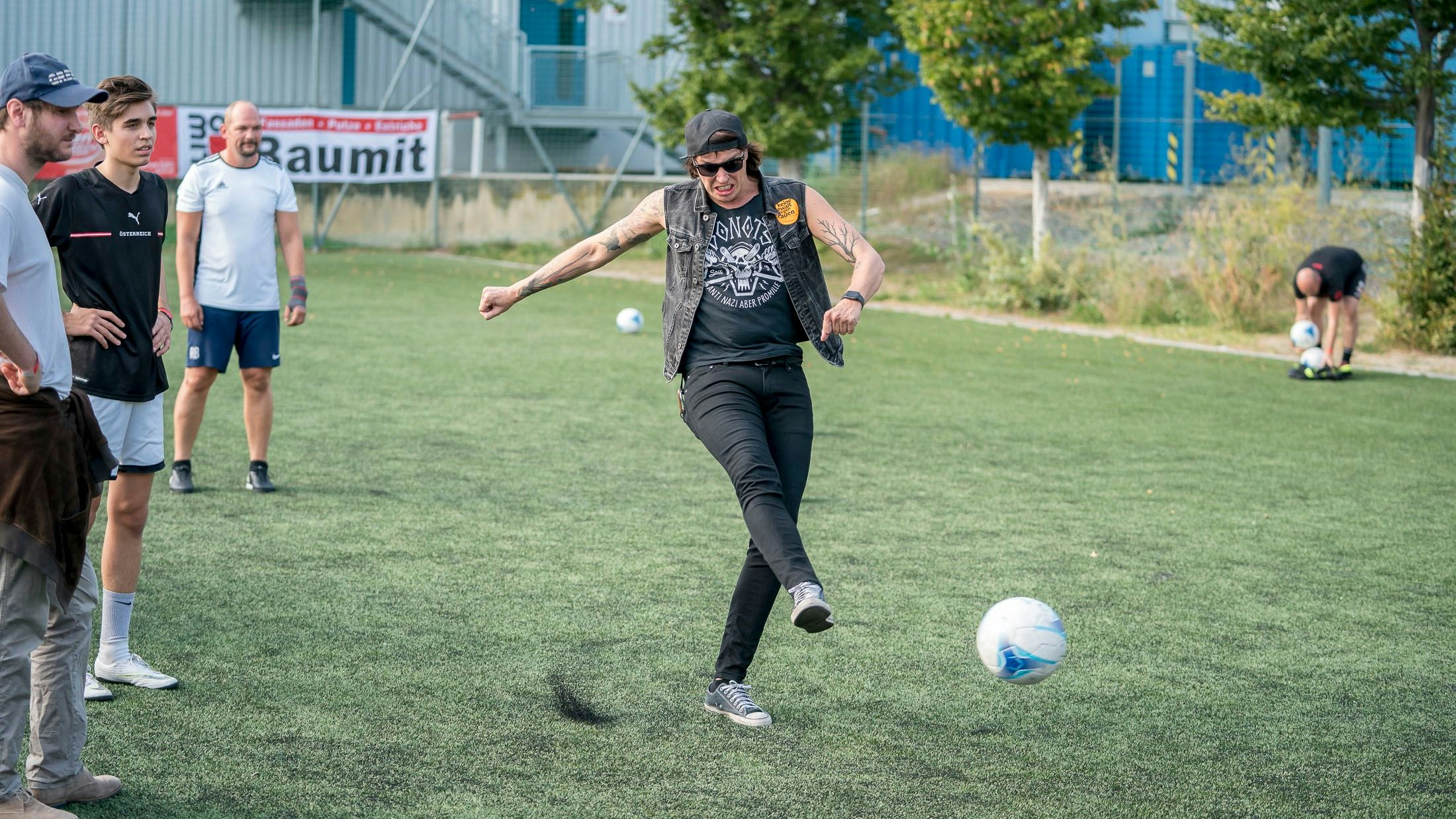 Marco Pogo (gebürtig Dominik Wlazny) beim Fußballderby im Vorjahr.