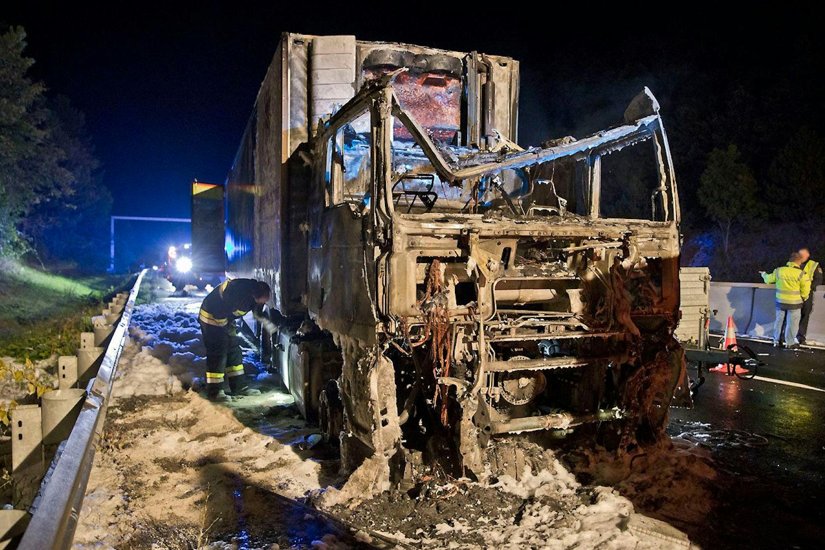 Das Führerhaus des Lkw brannte vollständig aus.