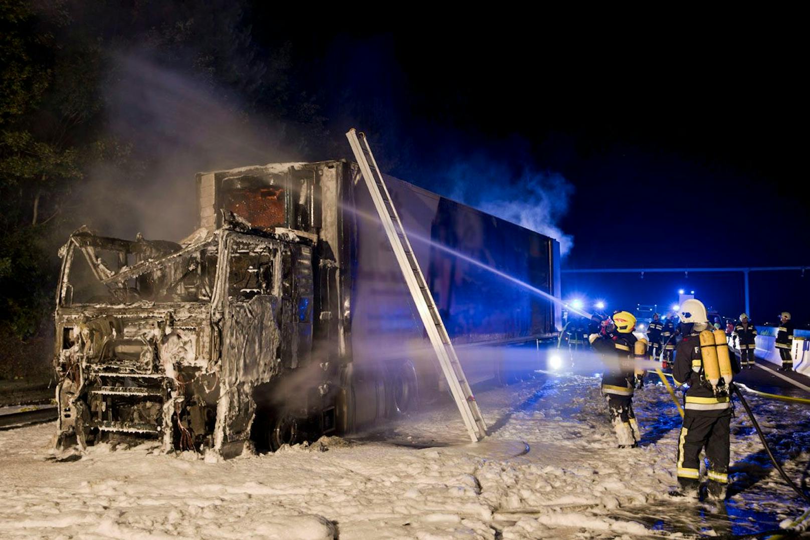 Das Führerhaus des Lkw brannte vollständig aus.