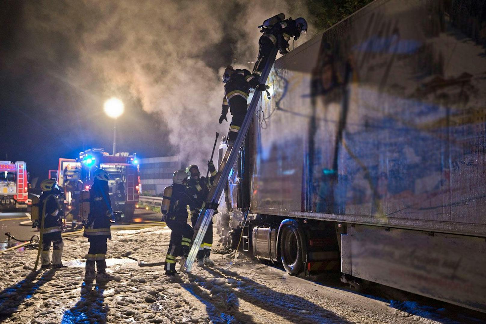 Das Führerhaus des Lkw brannte vollständig aus.