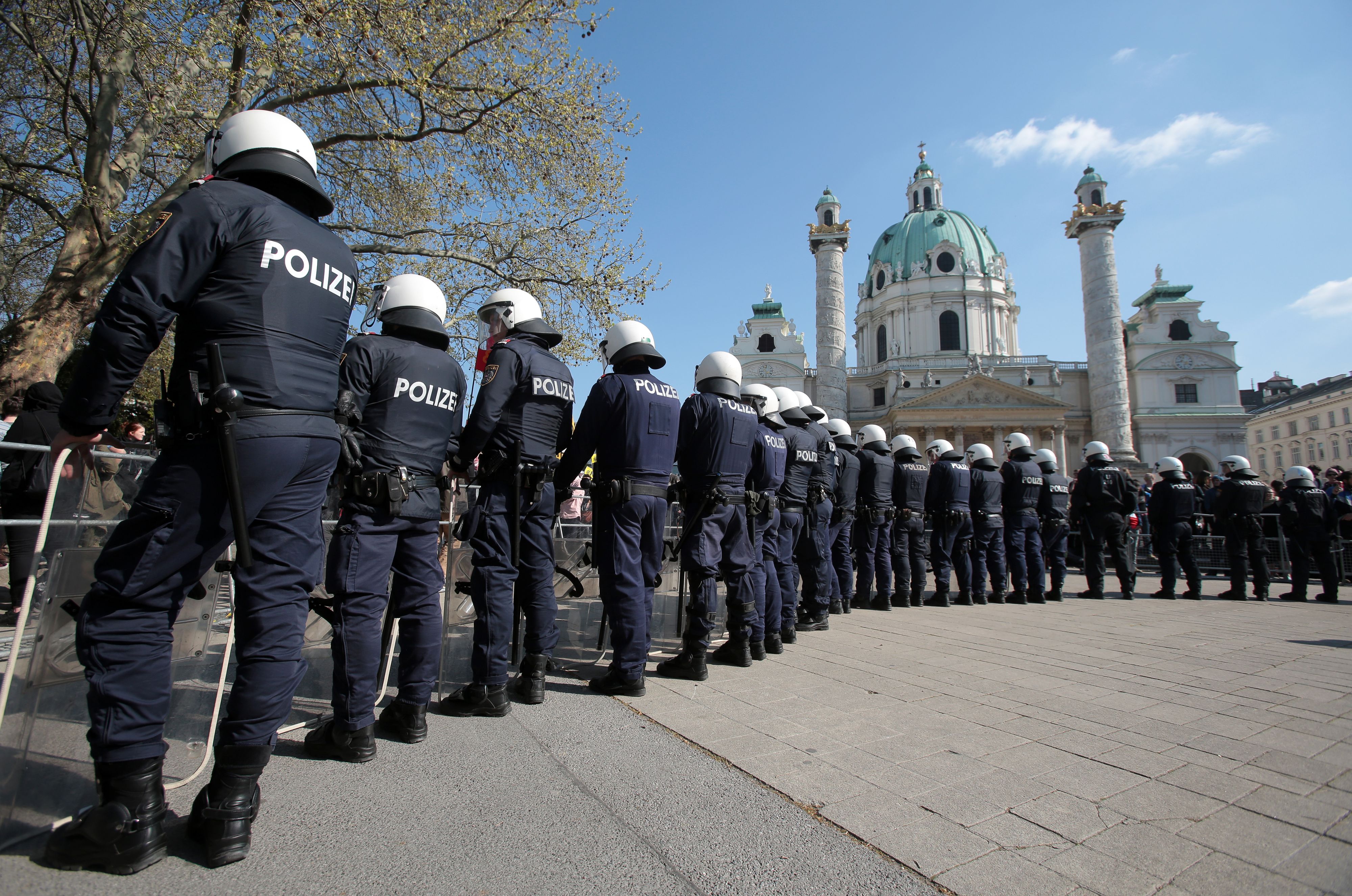 Insbesondere bei Demonstrationen kommt es oft zu Vorwürfen gegen die Polizei. Ermittelnde Behörde ist im Anschluss die Polizei selbst.