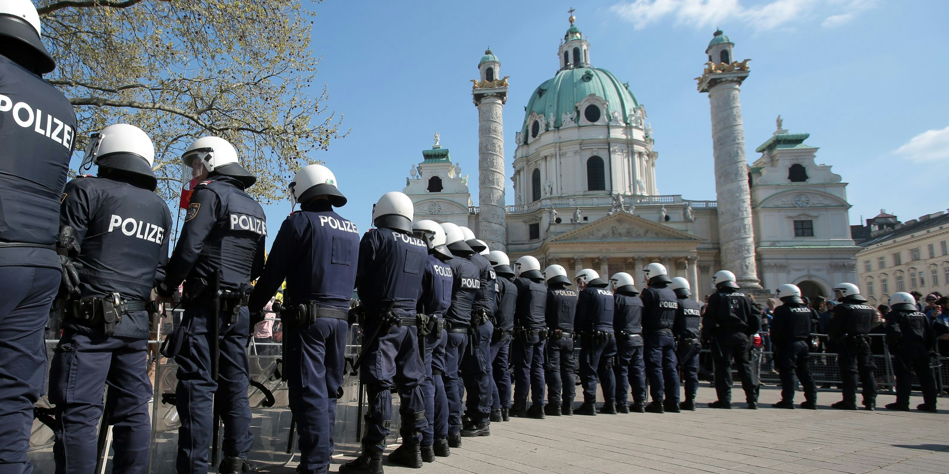 Insbesondere bei Demonstrationen kommt es oft zu Vorwürfen gegen die Polizei. Ermittelnde Behörde ist im Anschluss die Polizei selbst.