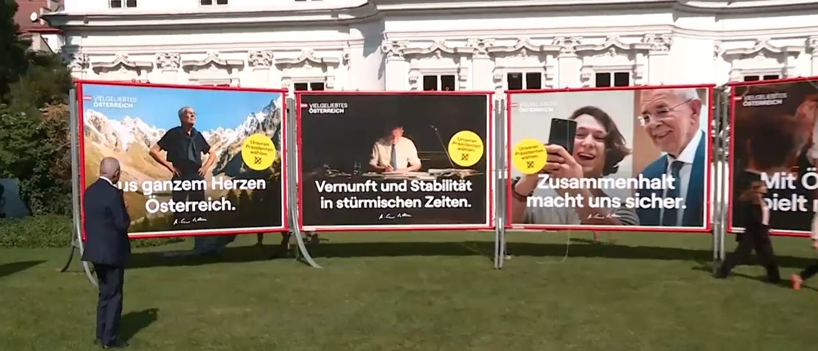 Alexander Van der Bellen präsentierte am Dienstag seine Wahlplakate für die bevorstehende Bundespräsidentenwahl.
