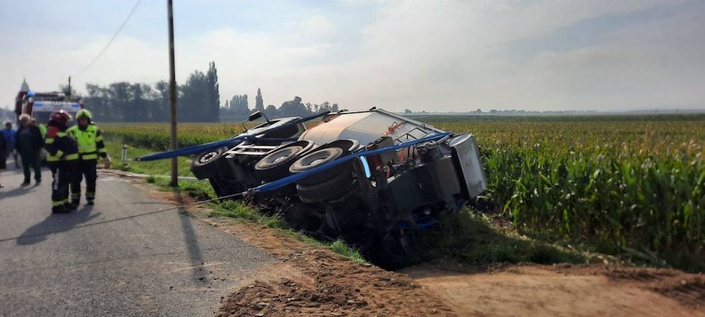 Der Lkw stürzte in das angrenzende Feld.