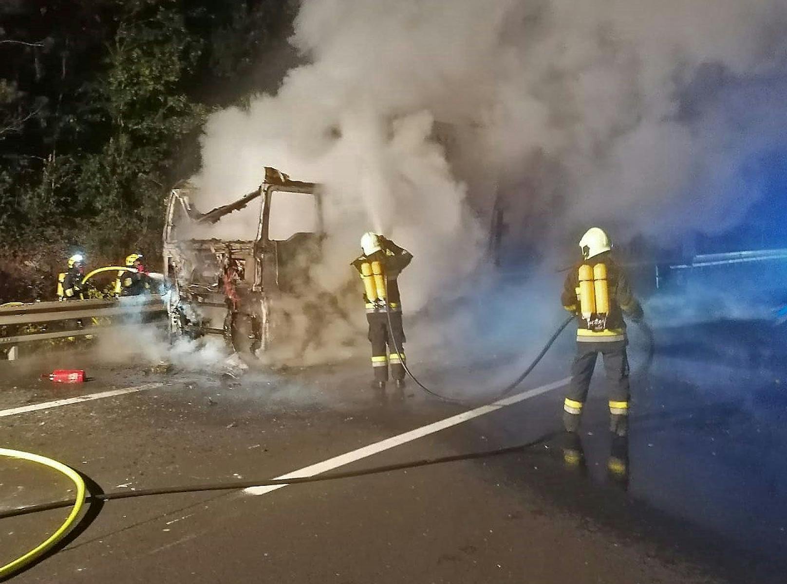 Das Führerhaus des Lkw brannte vollständig aus.